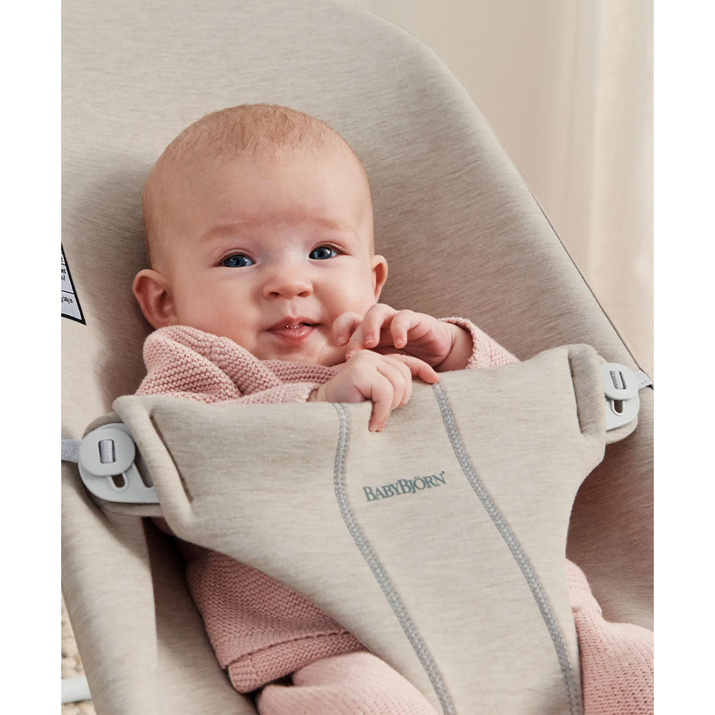 Closeup of baby in BABYBJÖRN Bouncer Bliss in -- Color_Light Beige 3D Jersey