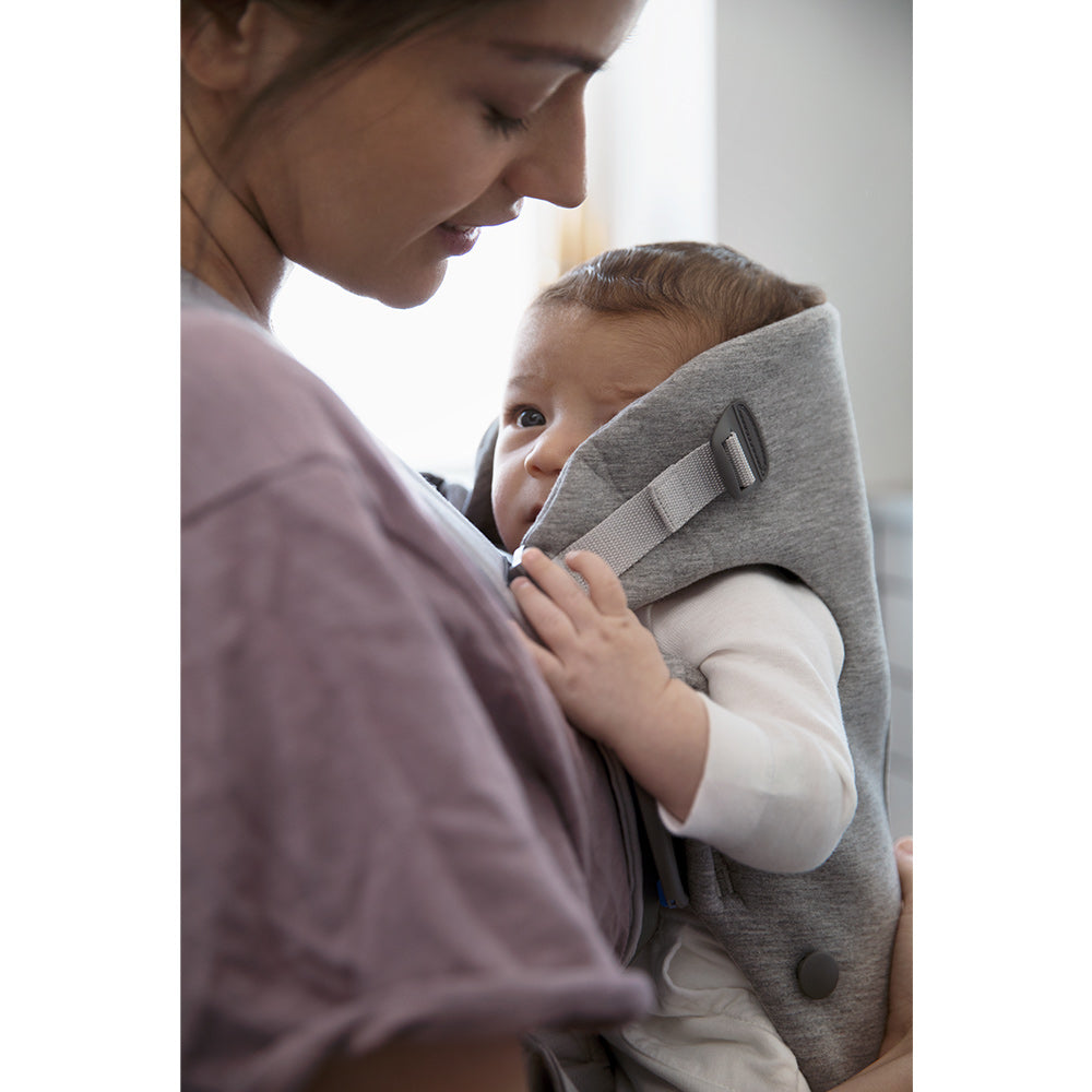 Closeup of mom carrying baby in BABYBJÖRN Baby Carrier Mini in -- Color_Light Gray 3D Jersey