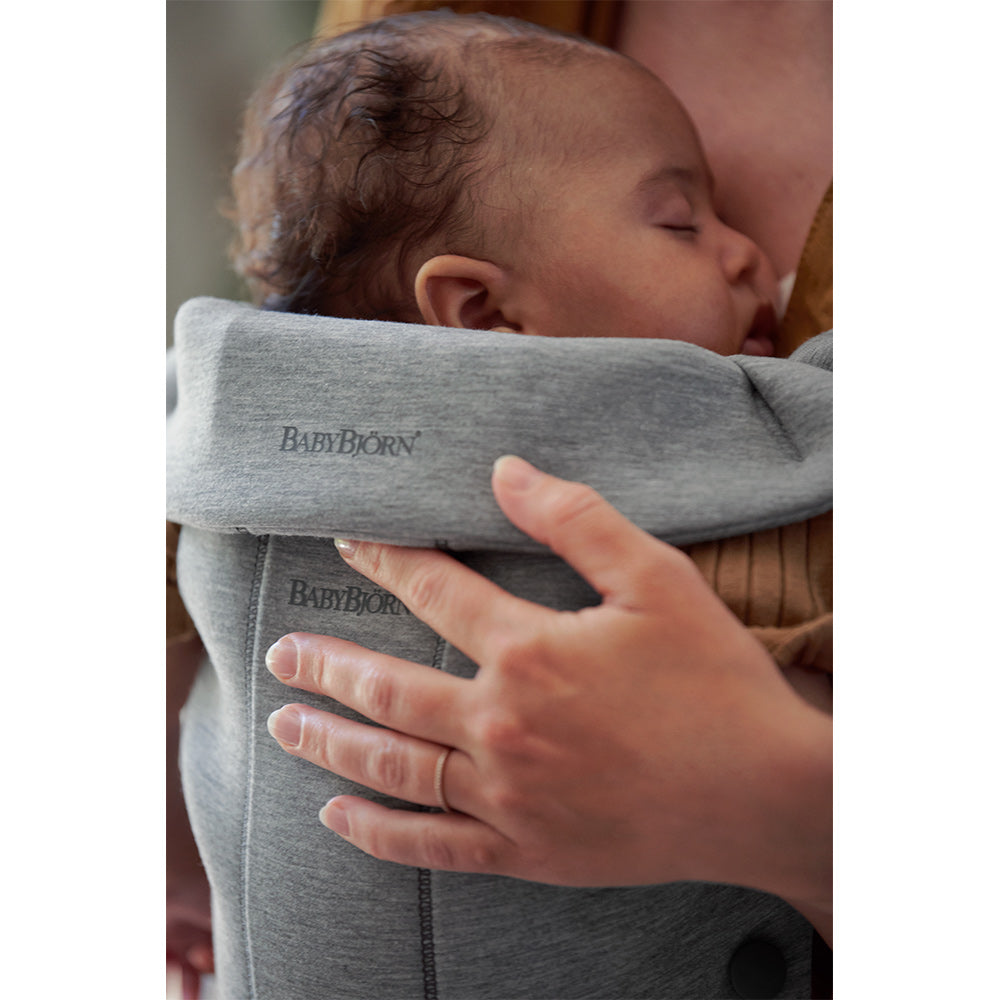 Closeup of mom carrying sleeping baby in BABYBJÖRN Baby Carrier Mini in -- Color_Light Gray 3D Jersey