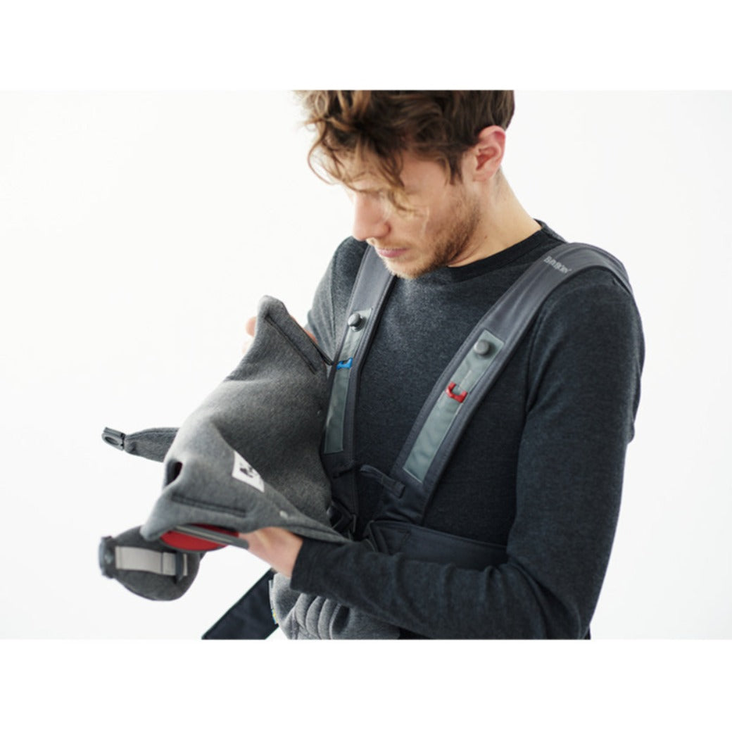 Dad adjusting the BABYBJÖRN Baby Carrier Mini in -- Color_Dark Gray 3D Jersey