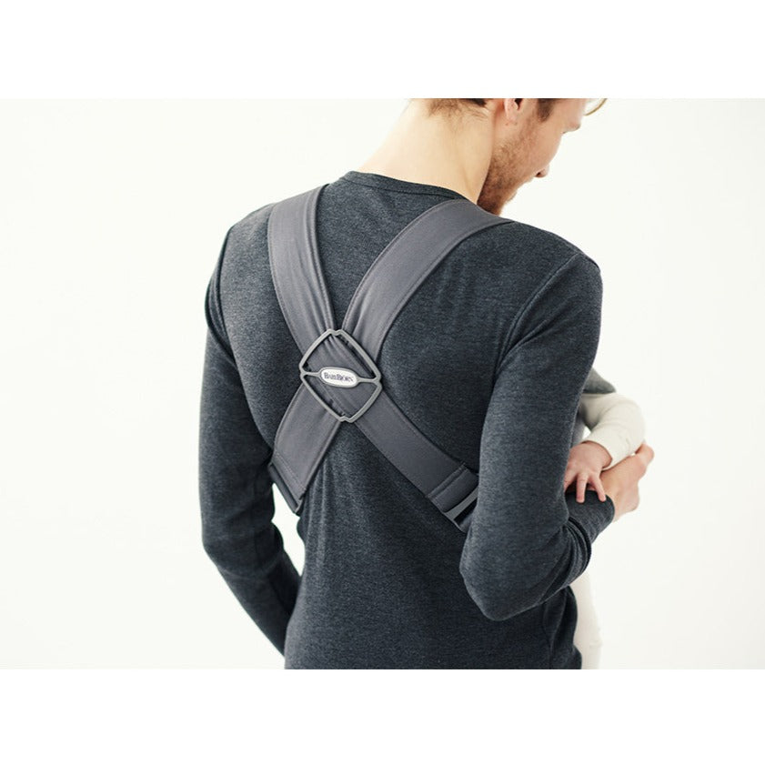 Back view of dad carrying baby in BABYBJÖRN Baby Carrier Mini in -- Color_Dark Gray 3D Jersey