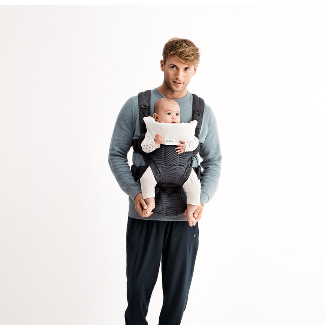 Front view with a dad carrying baby in BABYBJÖRN Baby Carrier Free in -- Color_Anthracite 3D Mesh