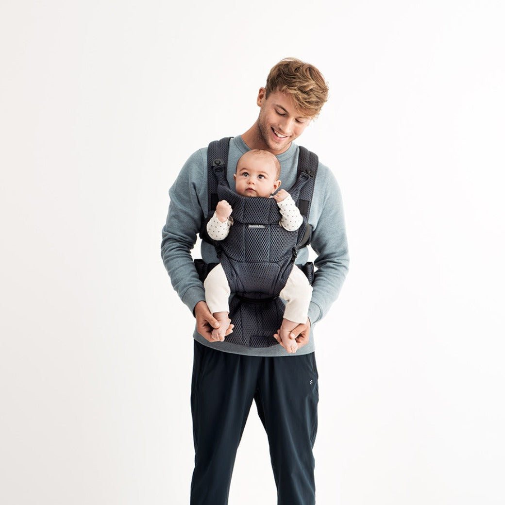 Front view with dad in BABYBJÖRN Baby Carrier Free in -- Color_Anthracite 3D Mesh