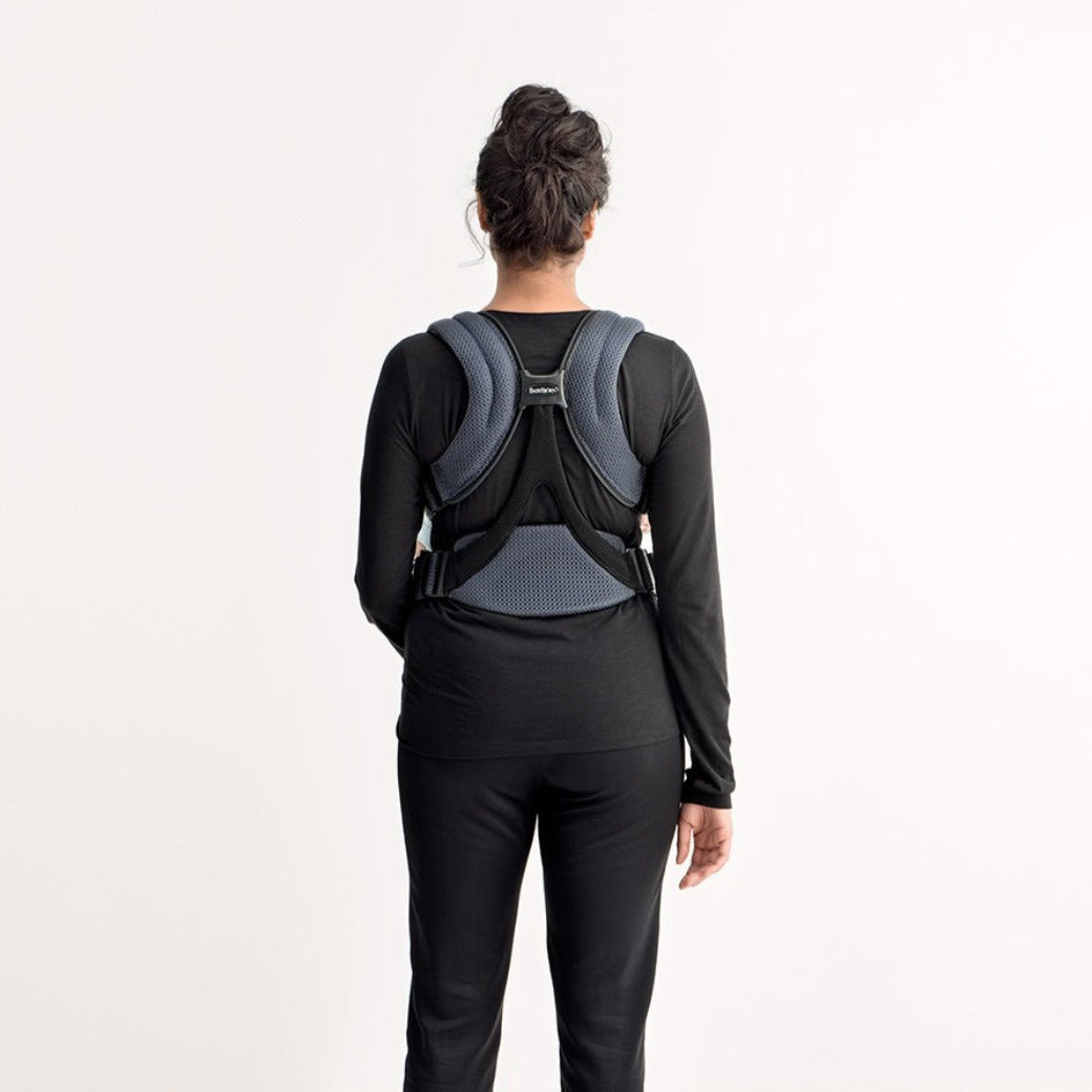 Back view of straps on a person with the BABYBJÖRN Baby Carrier Free in -- Color_Anthracite 3D Mesh