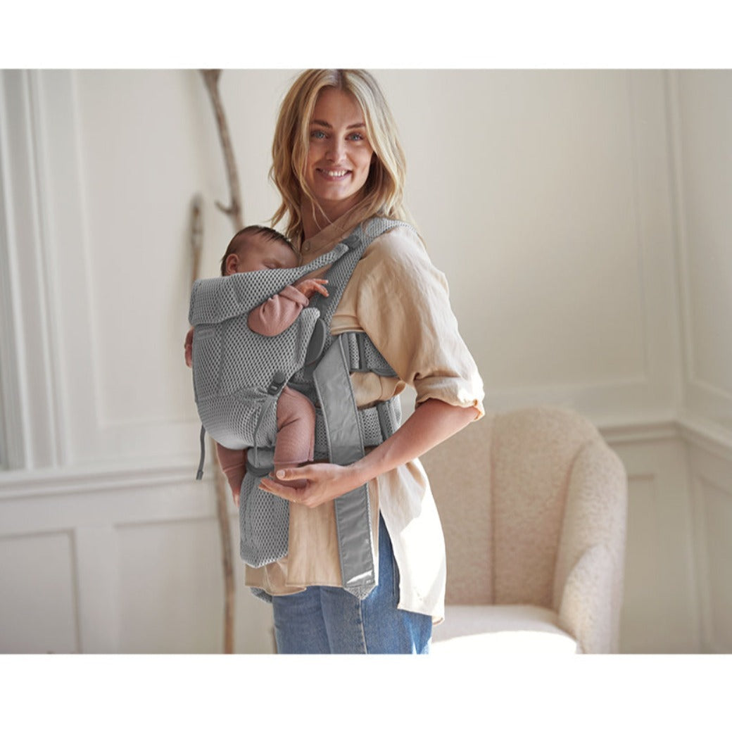 Side view of mother with baby in BABYBJÖRN Baby Carrier Free in -- Color_Gray 3D Mesh