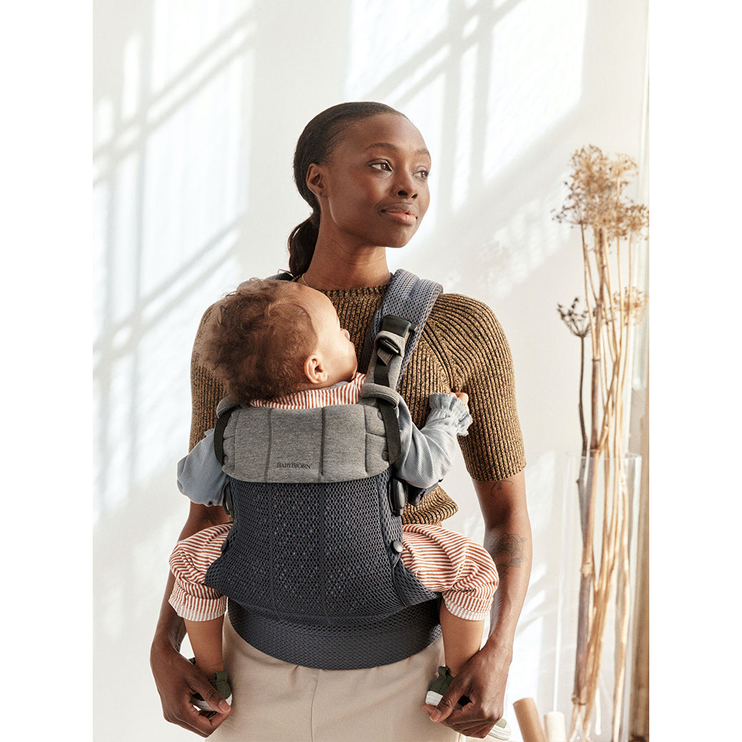 Mom carrying baby in Babybjorn Baby Carrier Harmony in -- Color_Anthracite