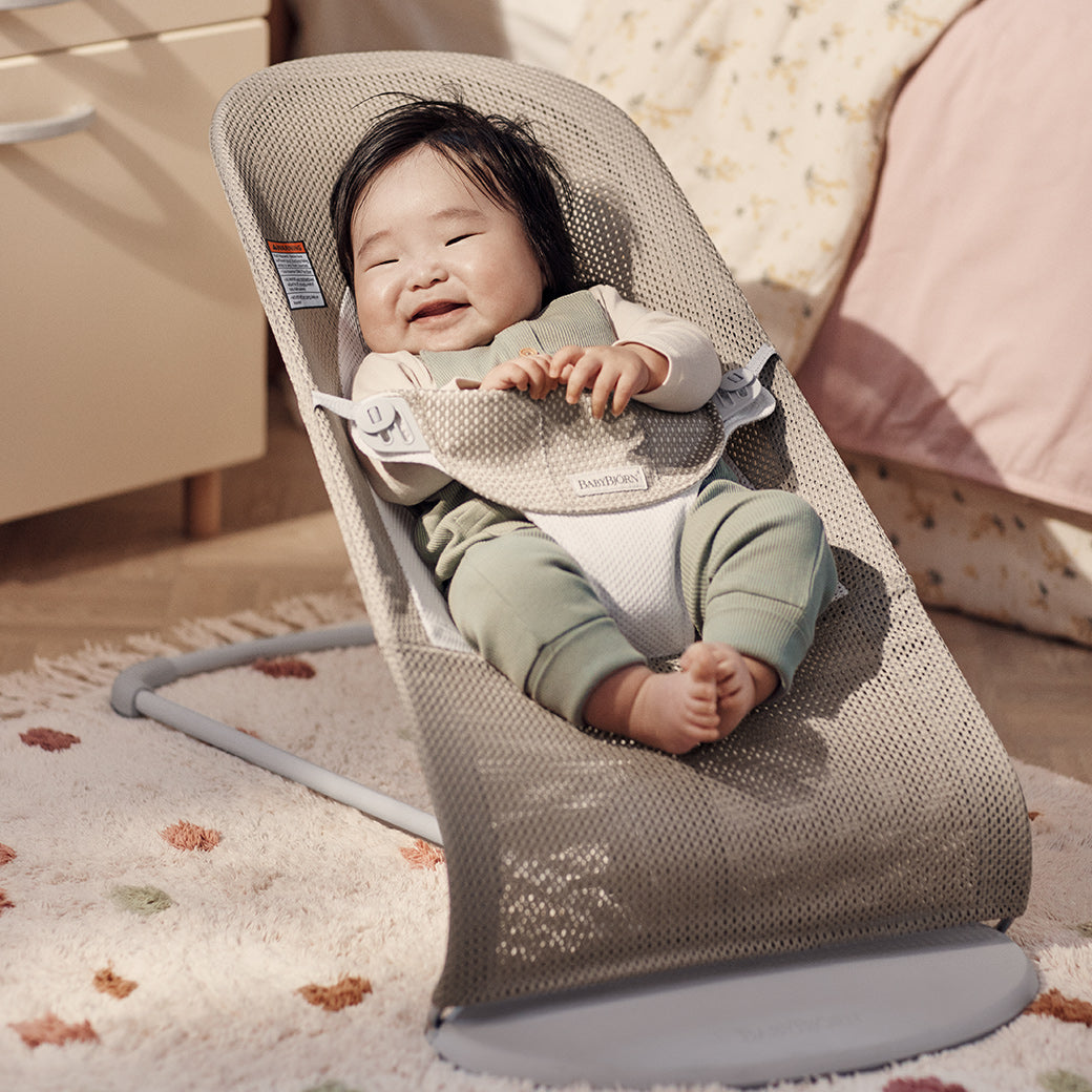 Baby smiling in BABYBJÖRN Bouncer Balance Soft in -- Color_Grey Beige/White Mesh