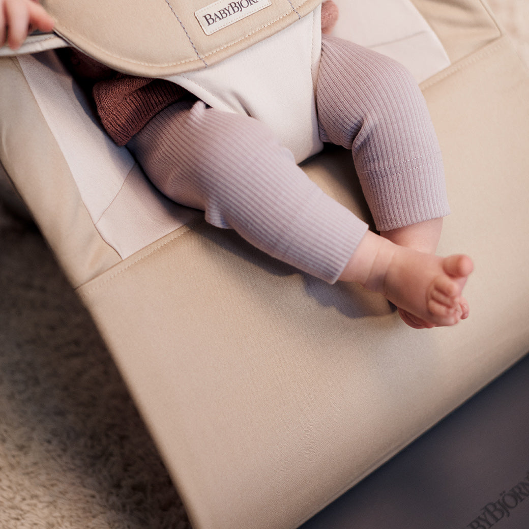 Closeup of baby's feet in BABYBJÖRN Bouncer Balance Soft in -- Color_Khaki/Beige Cotton With Light Grey Frame