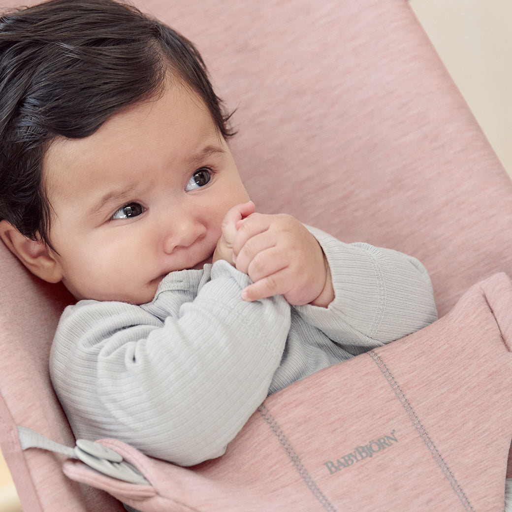 Closeup of baby in BABYBJÖRN Bouncer Bliss in -- Color_Light Pink 3D Jersey