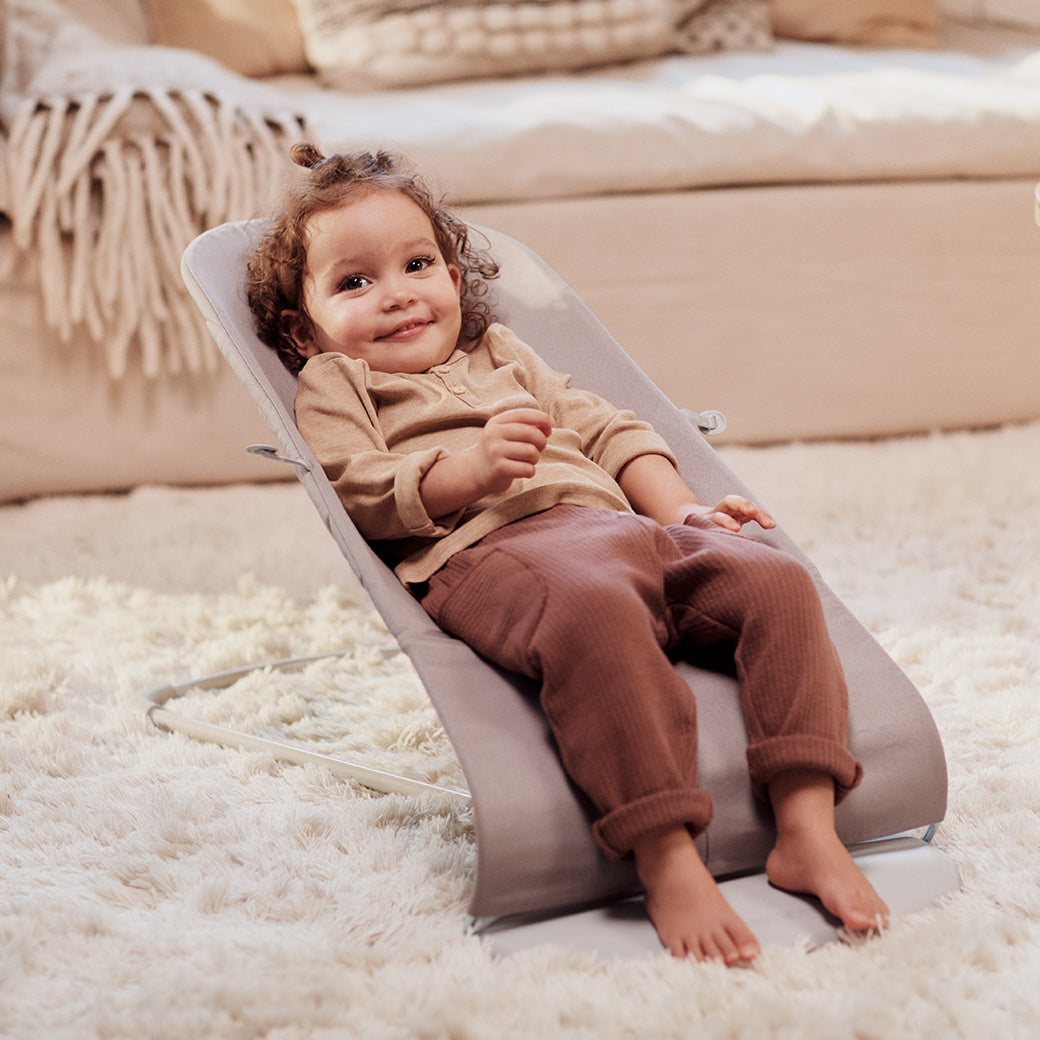Toddler in BABYBJÖRN Bouncer Bliss in -- Color_Sand Grey Woven, Petal Quilt