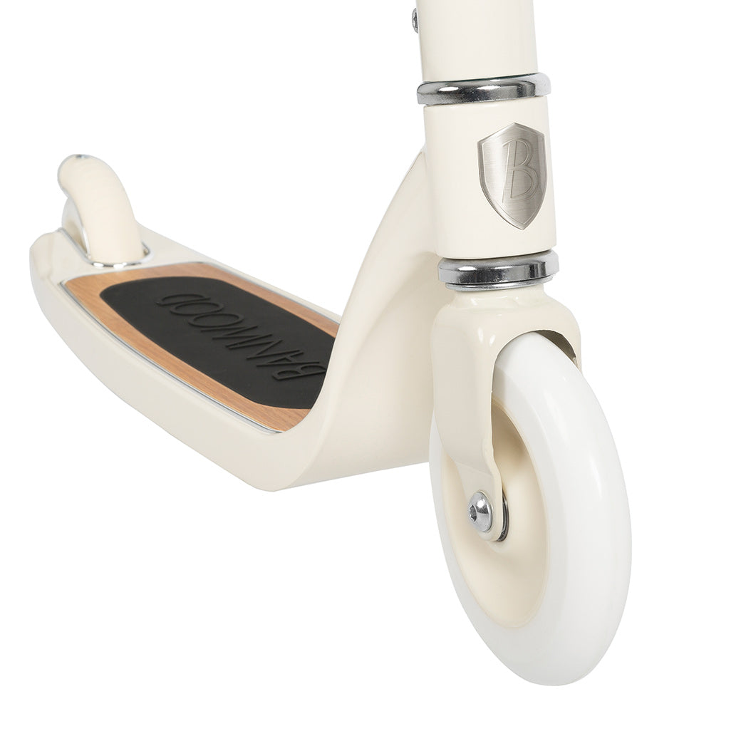 The front wheel of Banwood Maxi Scooter in -- Color_Cream