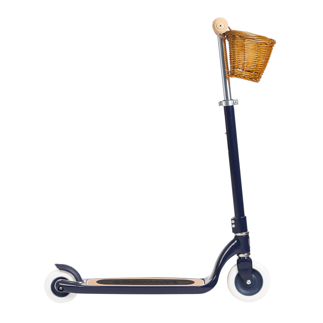 Side view of Banwood Maxi Scooter with beloved wicker basket in -- Color_Navy