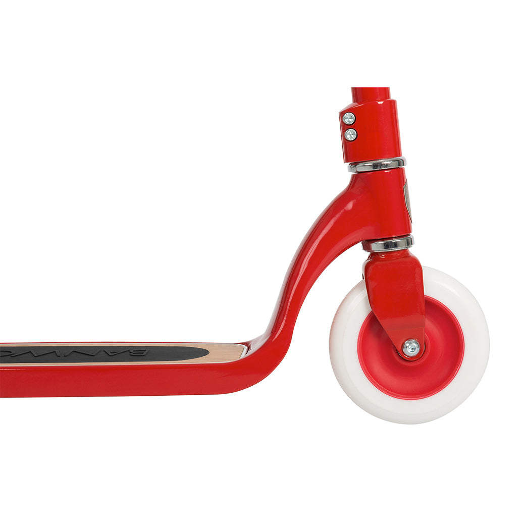 Side view of the front wheel of Banwood Maxi Scooter in -- Color_Red