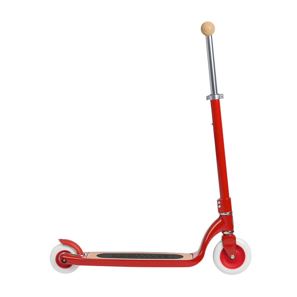 Side view of Banwood Maxi Scooter without beloved wicker basket in -- Color_Red