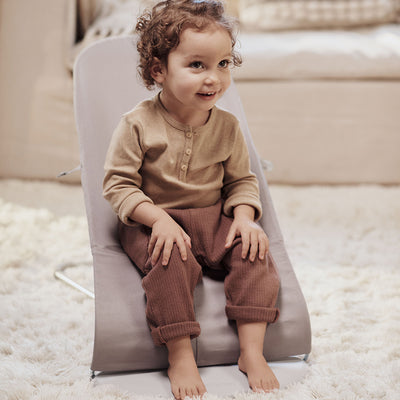 Toddler sitting in BABYBJÖRN Bouncer Bliss in -- Color_Sand Gray Woven, Classic Quilt