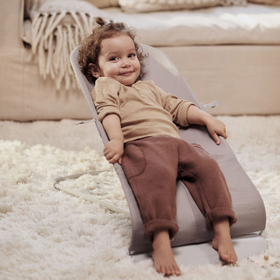Toddler relaxed in BABYBJÖRN Bouncer Bliss in -- Color_Sand Gray Woven, Classic Quilt