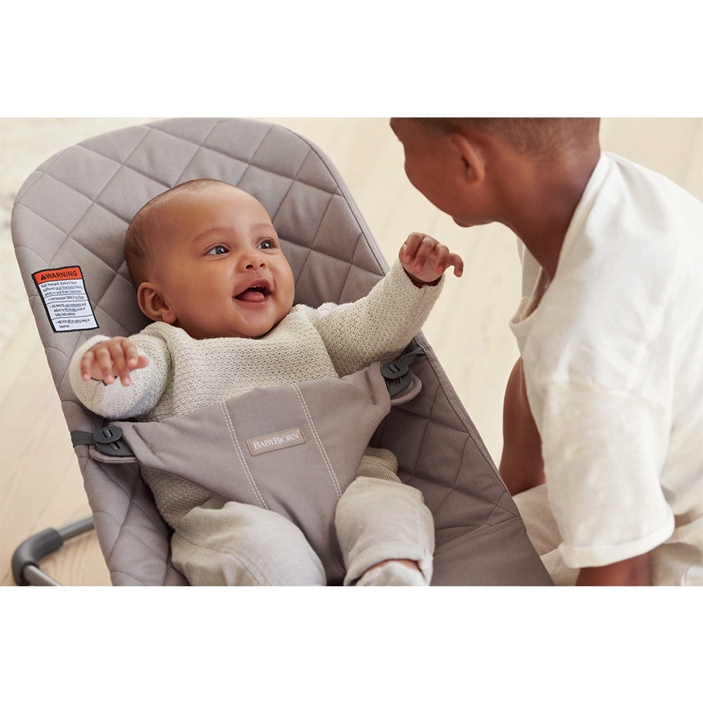Baby laughing in BABYBJÖRN Bouncer Bliss in -- Color_Sand Gray Woven, Classic Quilt