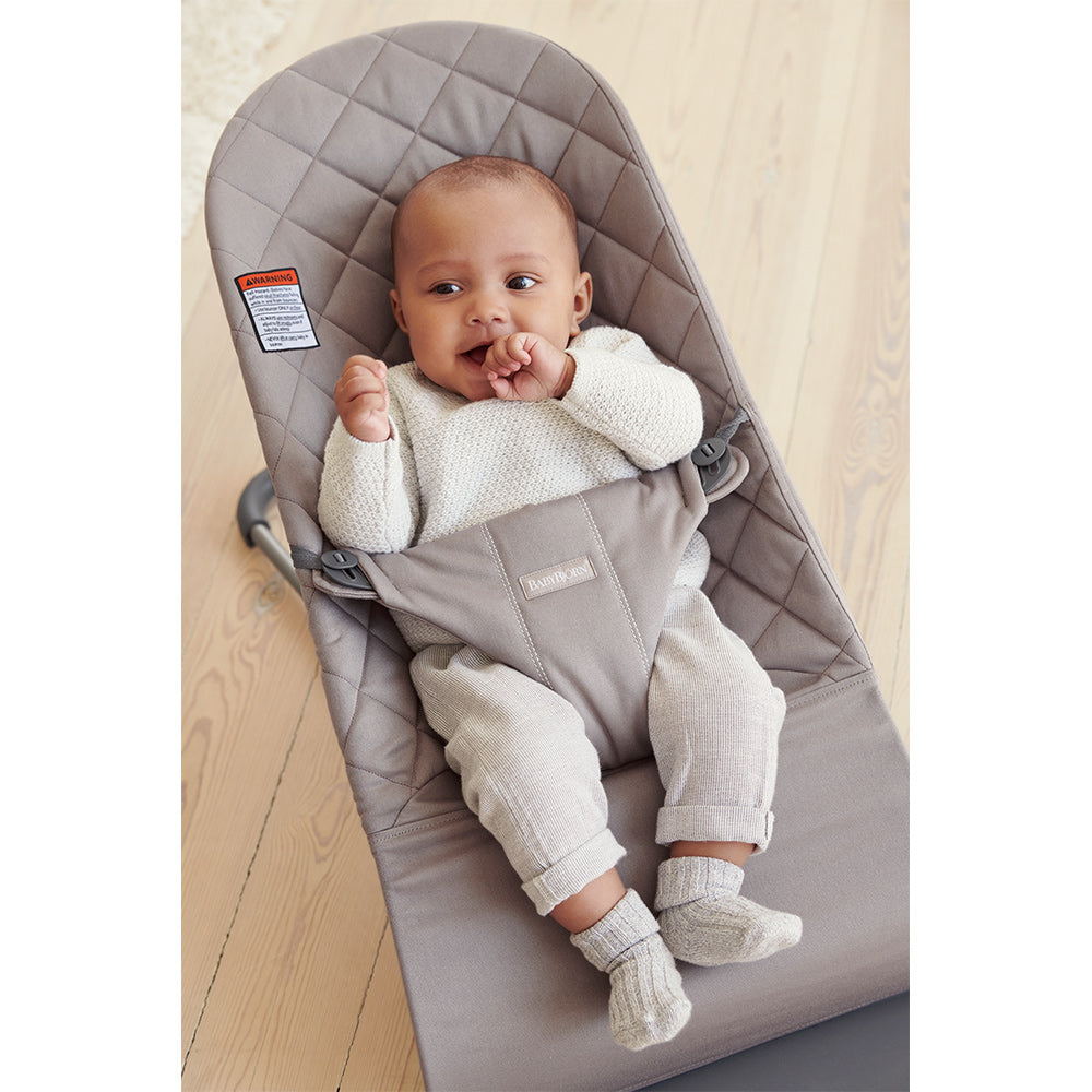 Baby comfy in BABYBJÖRN Bouncer Bliss in -- Color_Sand Gray Woven, Classic Quilt