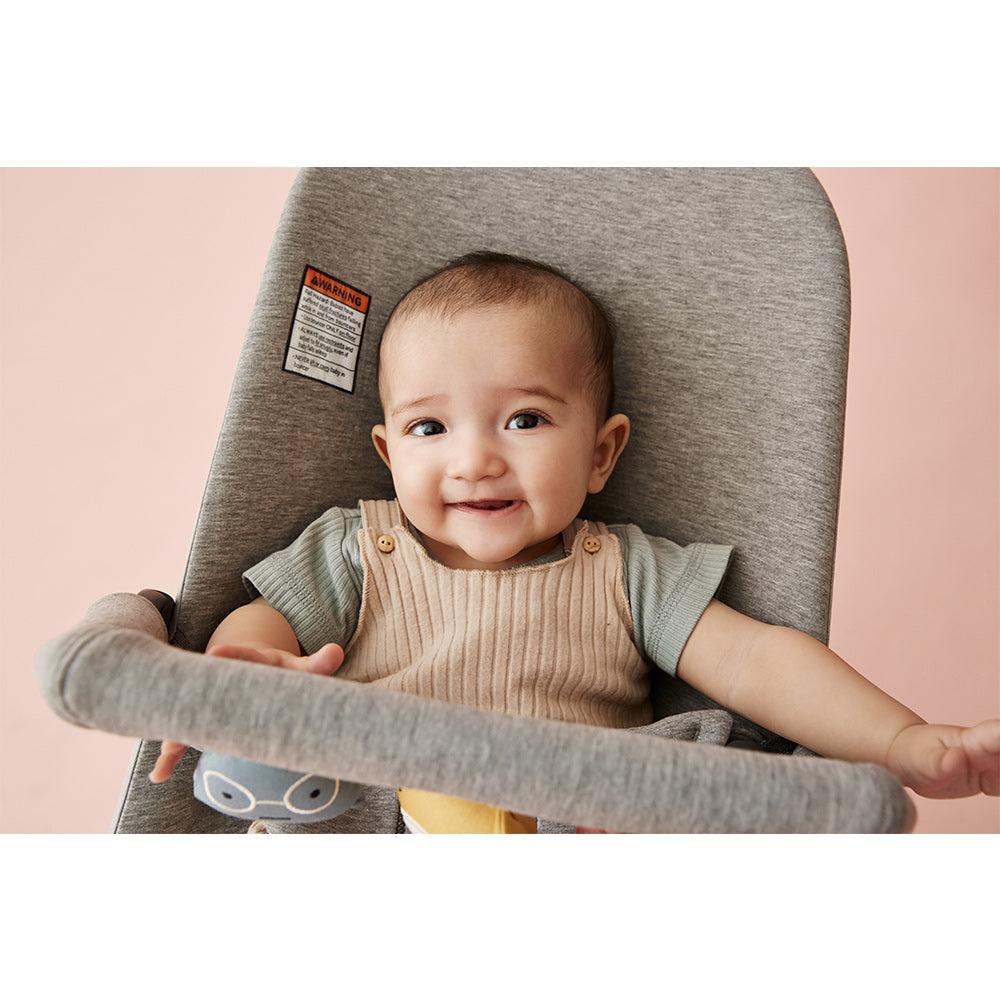 Closeup of baby smiling in BABYBJÖRN Bouncer Bliss in -- Color_Light Gray 3D Jersey