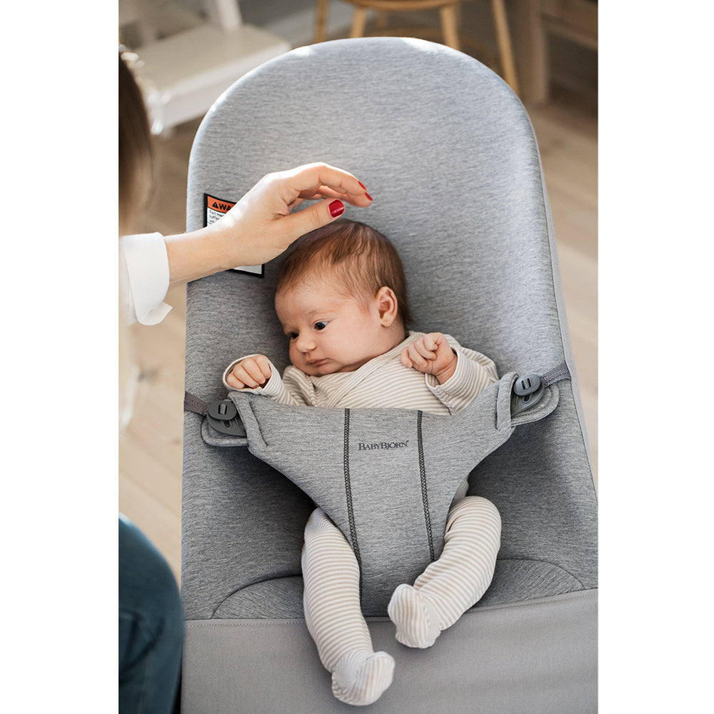 Mom calming baby in BABYBJÖRN Bouncer Bliss in -- Color_Light Gray 3D Jersey
