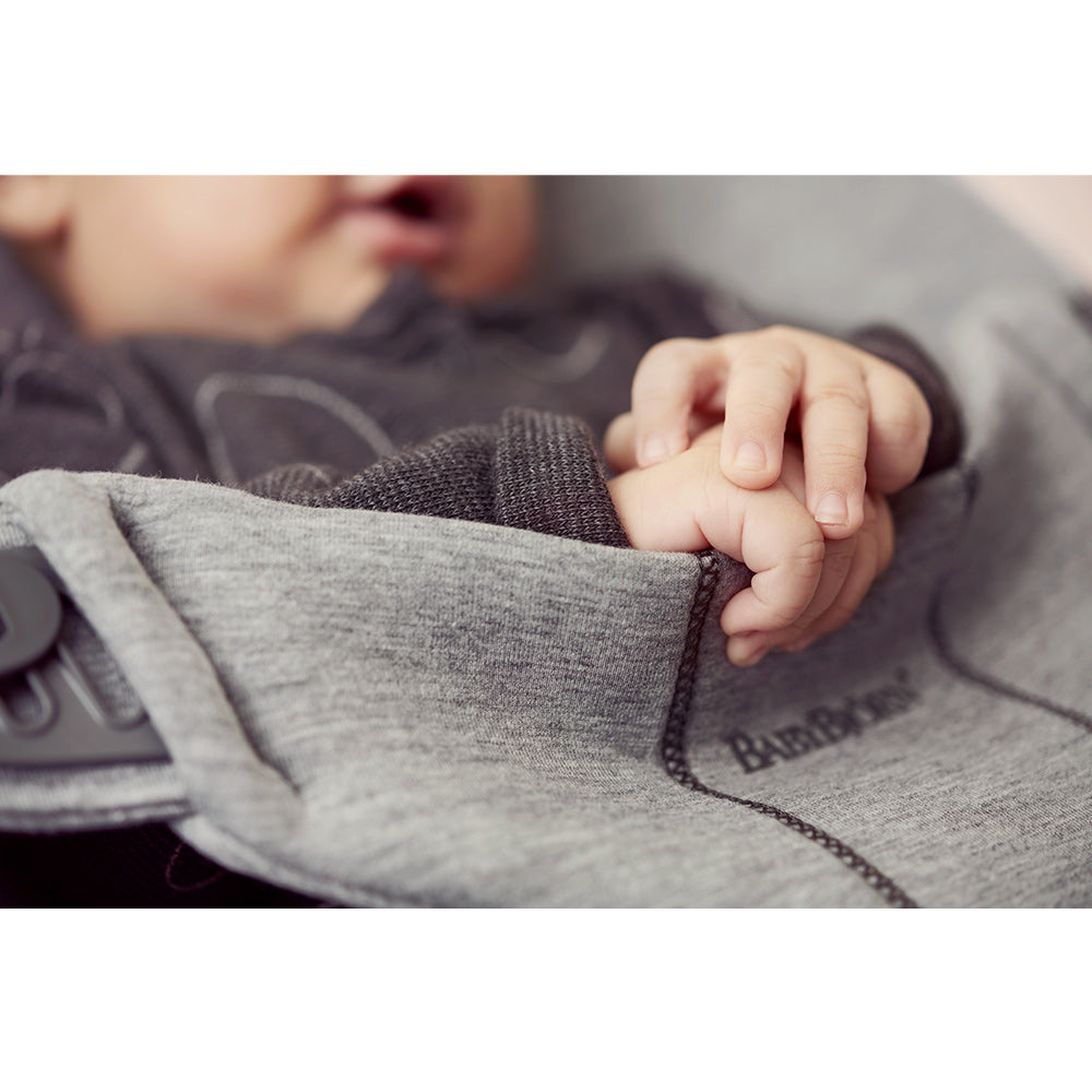 Closeup of BABYBJÖRN Bouncer Bliss with baby sitting inside in -- Color_Light Gray 3D Jersey