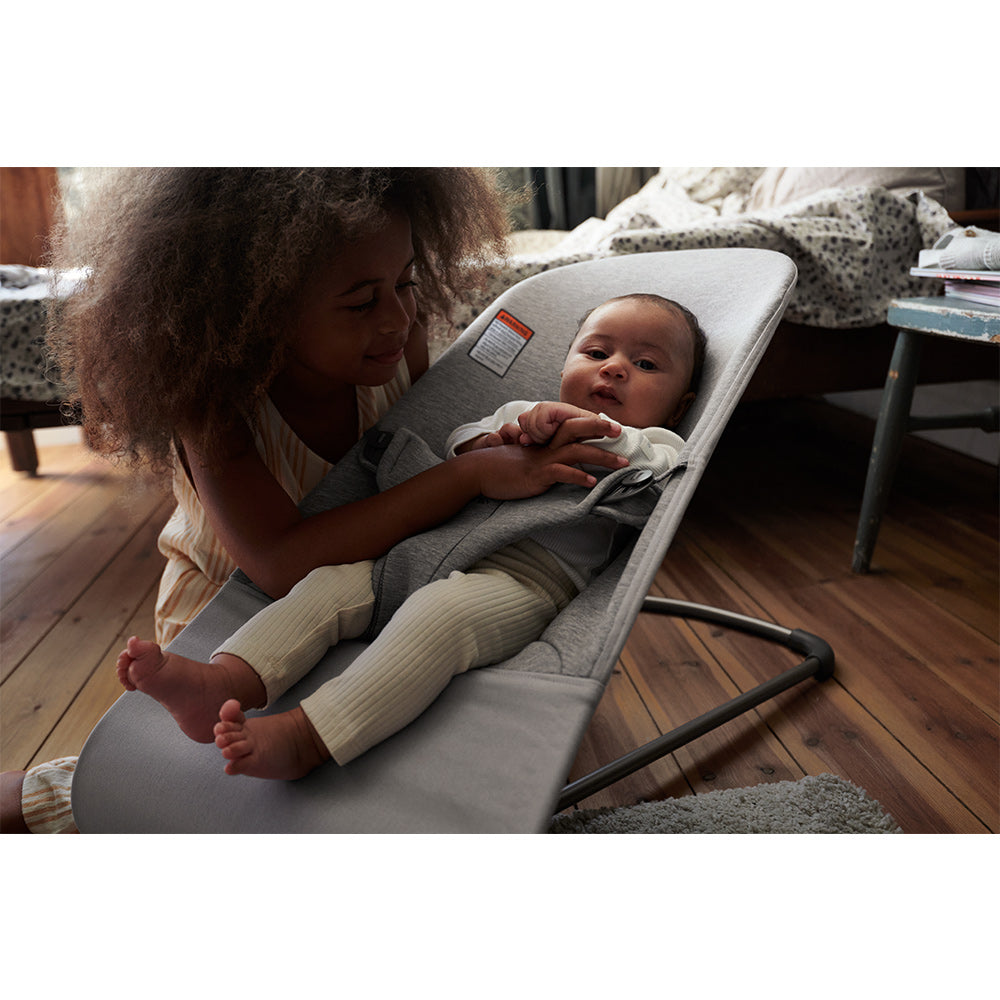 Toddler next to baby sitting in the BABYBJÖRN Bouncer Bliss in -- Color_Light Gray 3D Jersey