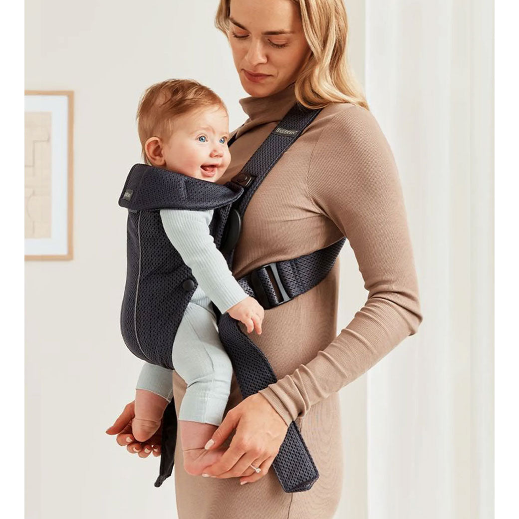 Side view of mom carrying baby in BABYBJÖRN Baby Carrier Mini in -- Color_Anthracite (Slate Gray) 3D Mesh