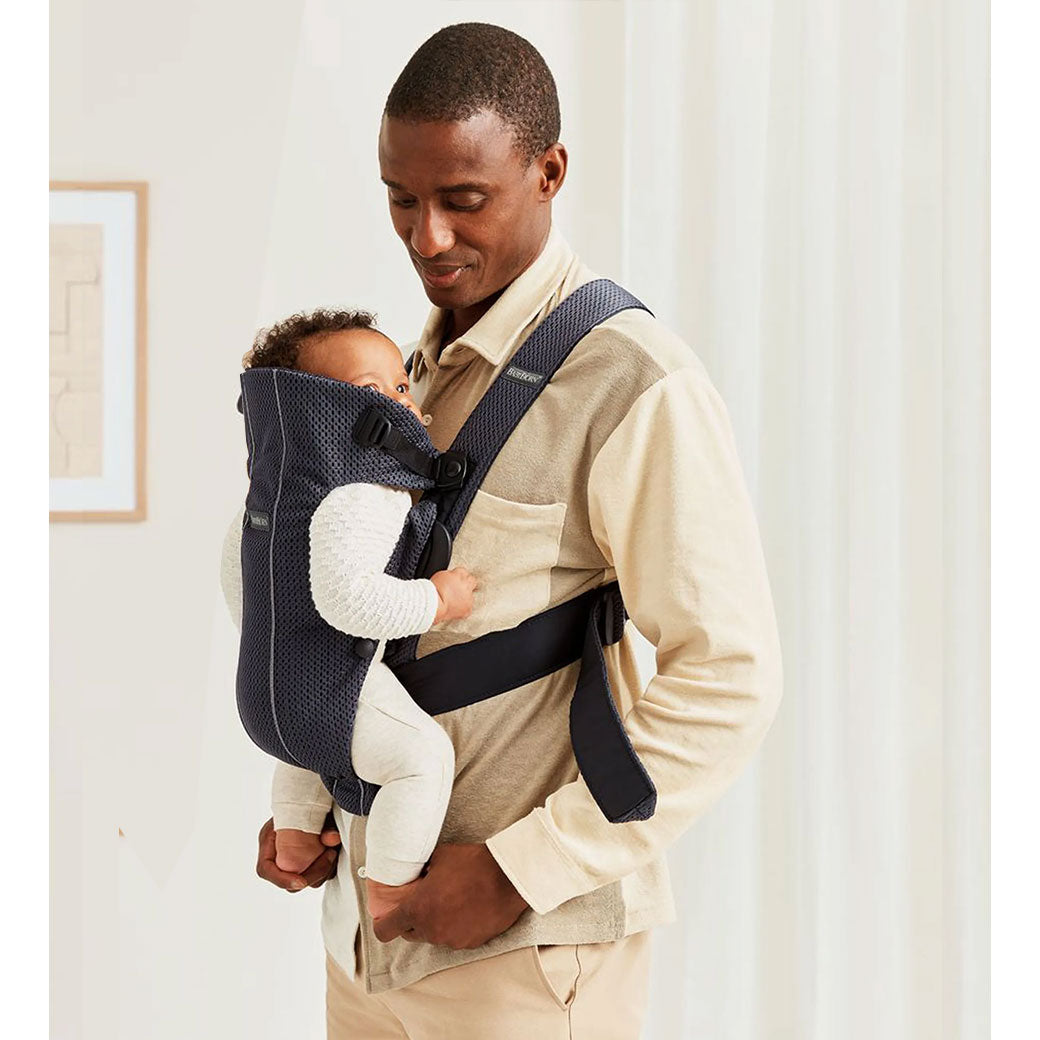 Side view of dad carrying baby in BABYBJÖRN Baby Carrier Mini in -- Color_Anthracite (Slate Gray) 3D Mesh
