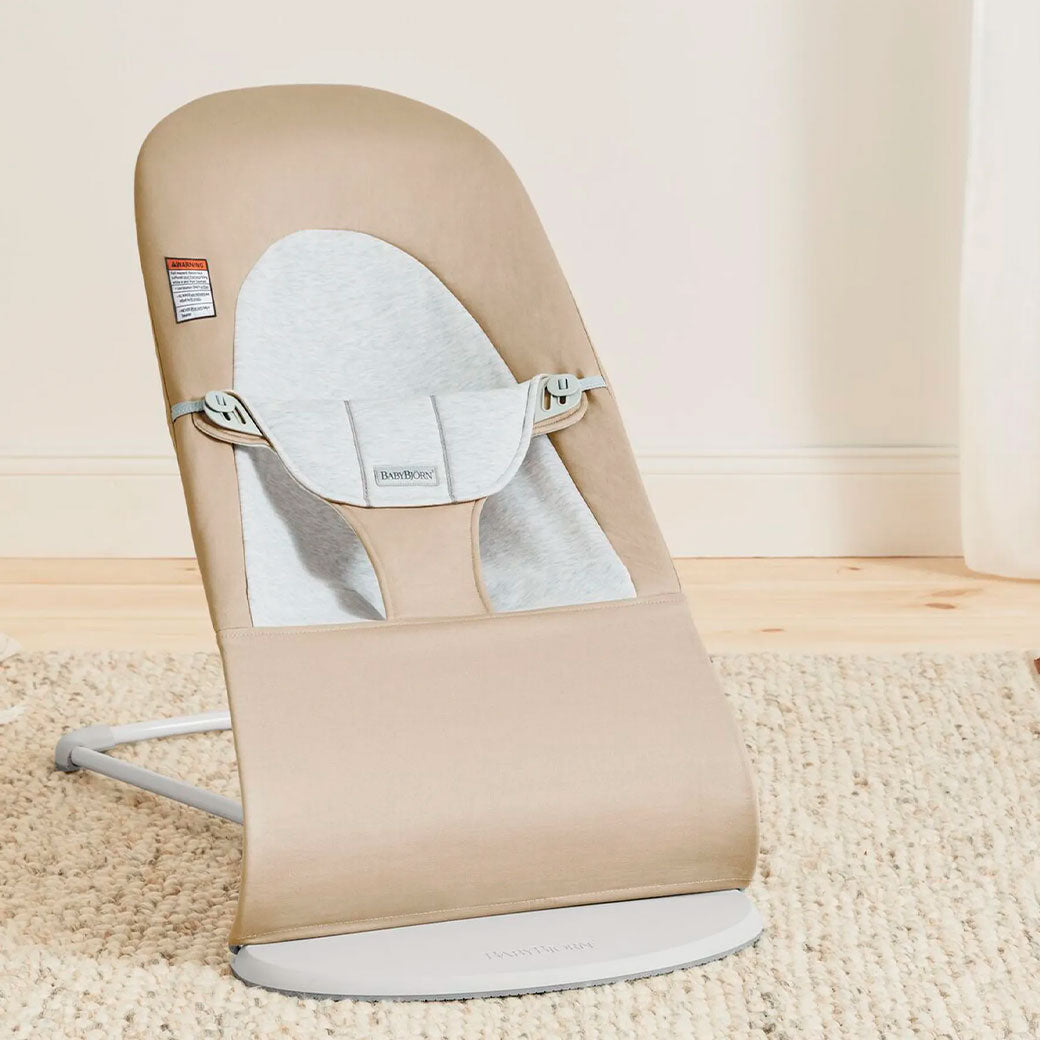 BABYBJÖRN Bouncer Balance Soft on a rug in room  in -- Color_Beige/Gray Woven/Jersey