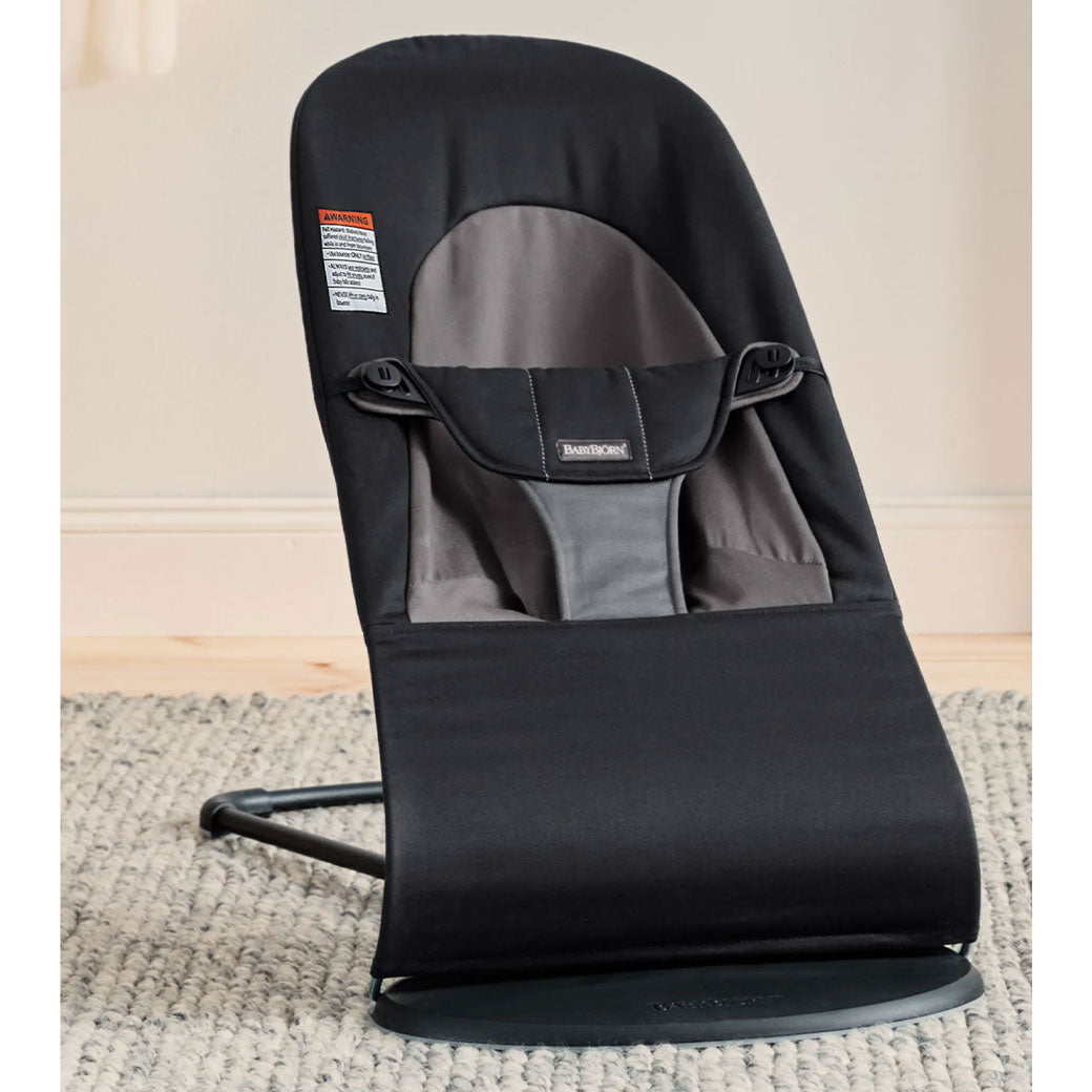 BABYBJÖRN Bouncer Balance Soft on a rug in a room in -- Color_Black/Dark Grey Woven