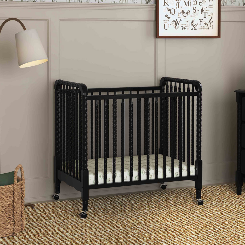 DaVinci Jenny Lind 3-in-1 Convertible Mini Crib | Modern Nursery™