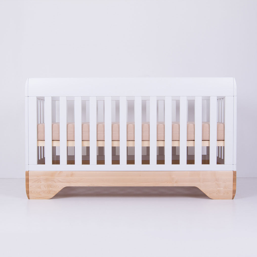 Kalon Echo Crib with mattress positioned in the middle in -- Color_Salt