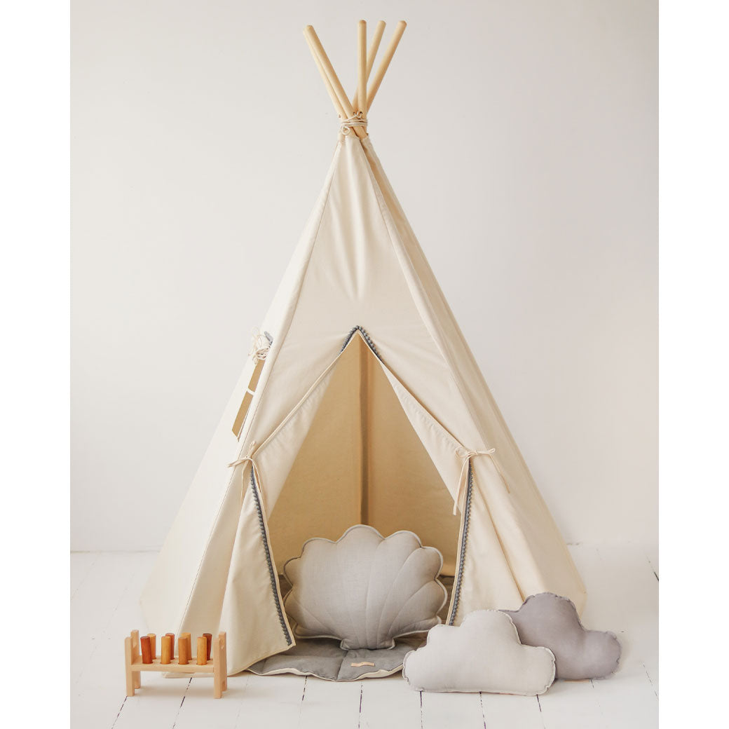 Teepee Tent with Pompoms
