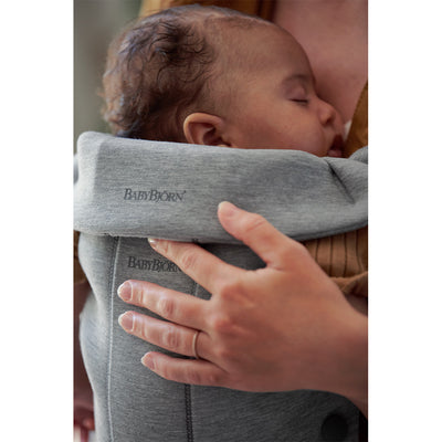 Up close of BABYBJÖRN Baby Carrier Mini in Light Gray 3D Jersey
