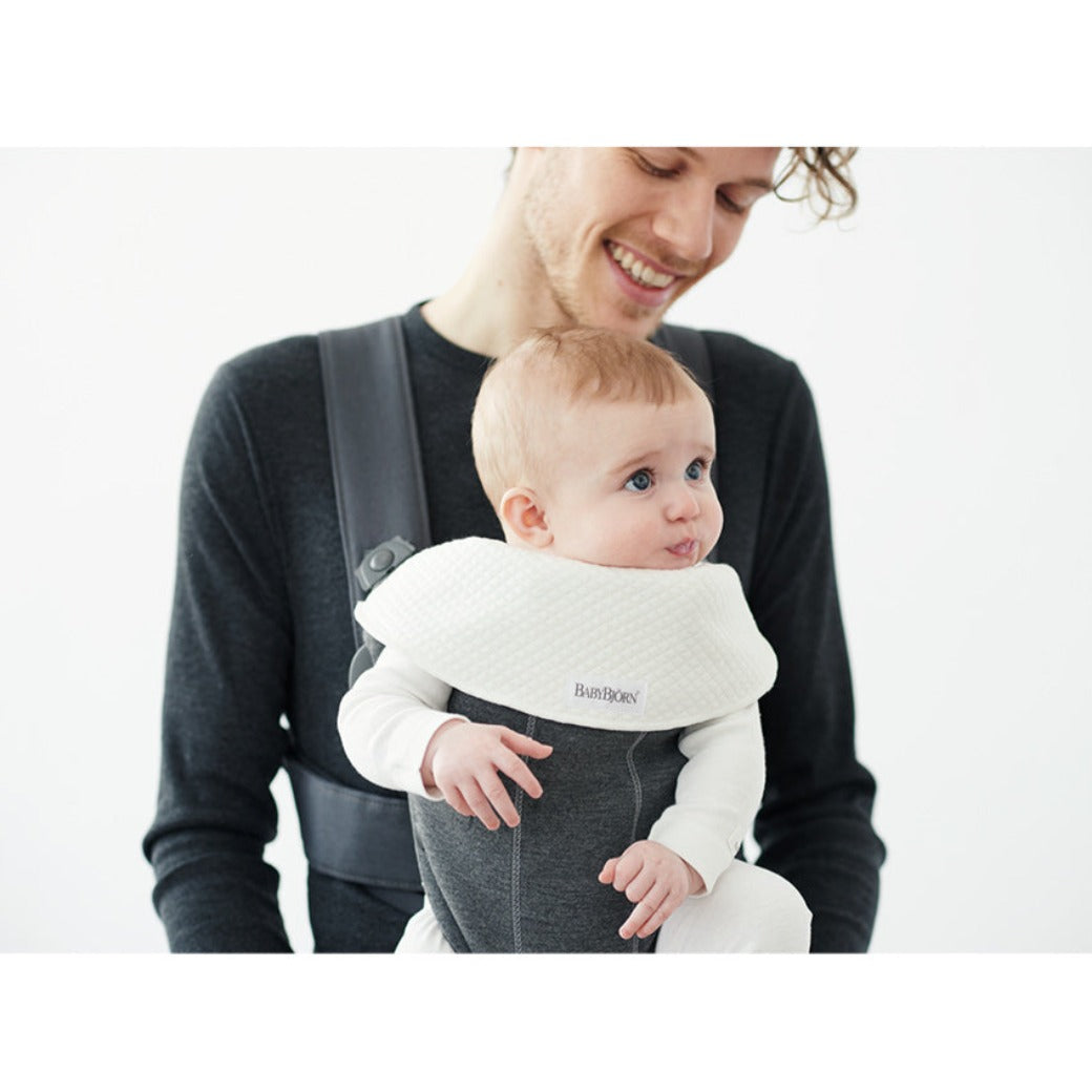 Dad carrying baby in BABYBJÖRN Baby Carrier Mini in -- Color_Dark Gray 3D Jersey