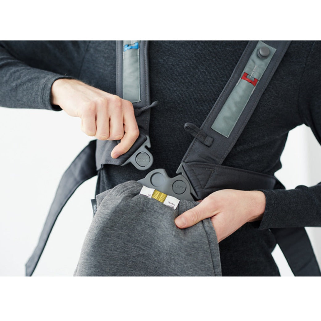 Dad buckling in the BABYBJÖRN Baby Carrier Mini in -- Color_Dark Gray 3D Jersey