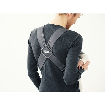 Back view of straps on a dad of BABYBJÖRN Baby Carrier Mini in Dark Gray 3D Jersey