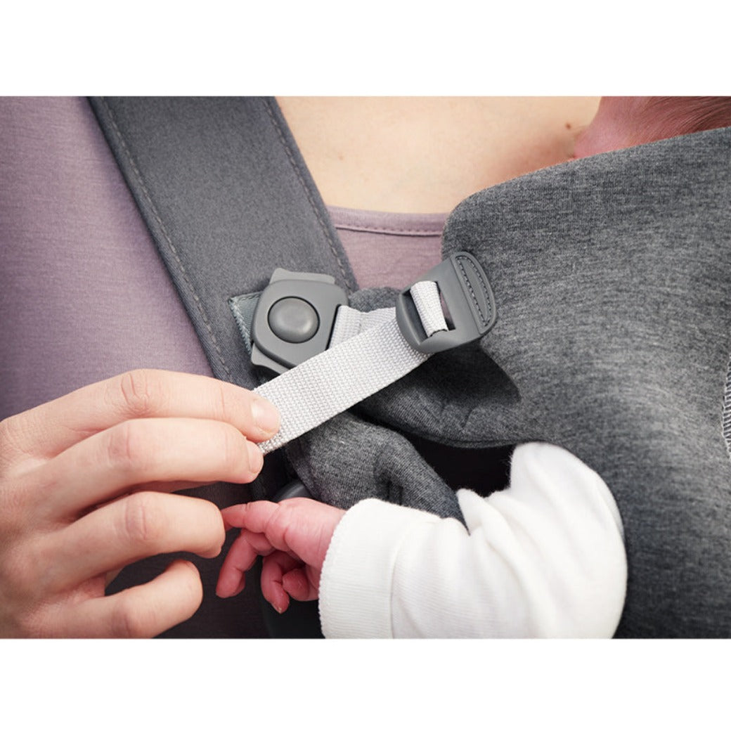 Closeup of straps on the BABYBJÖRN Baby Carrier Mini in -- Color_Dark Gray 3D Jersey