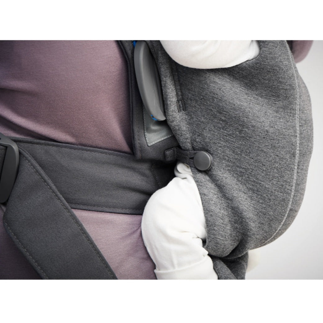 Closeup of baby in BABYBJÖRN Baby Carrier Mini in -- Color_Dark Gray 3D Jersey