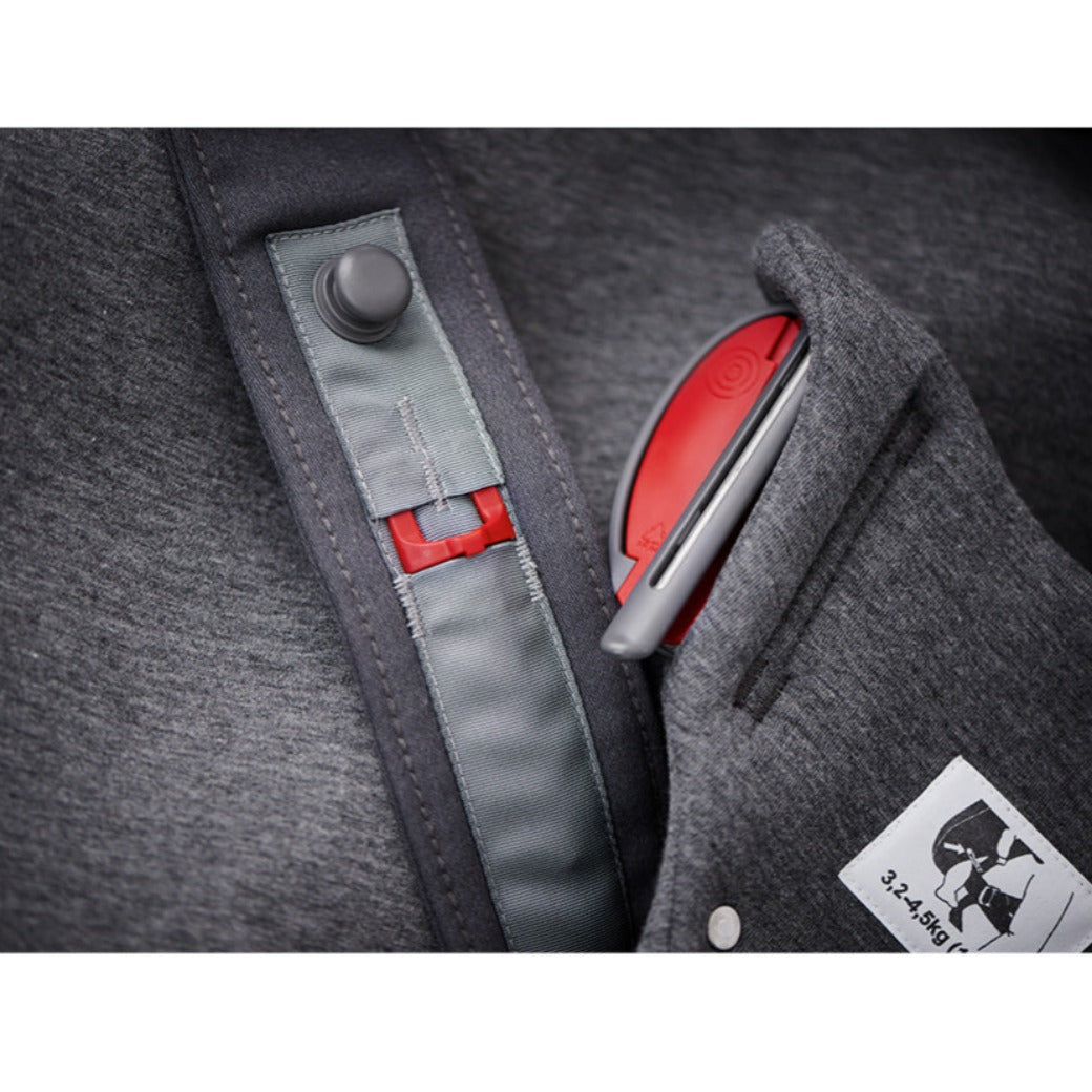 Red buckle on the BABYBJÖRN Baby Carrier Mini in -- Color_Dark Gray 3D Jersey