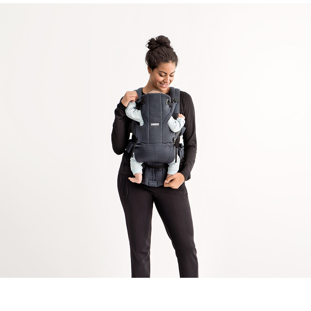 Front View of BABYBJÖRN Baby Carrier Free in Anthracite 3D Mesh while mother carrying baby -- Color_Anthracite 3D Mesh