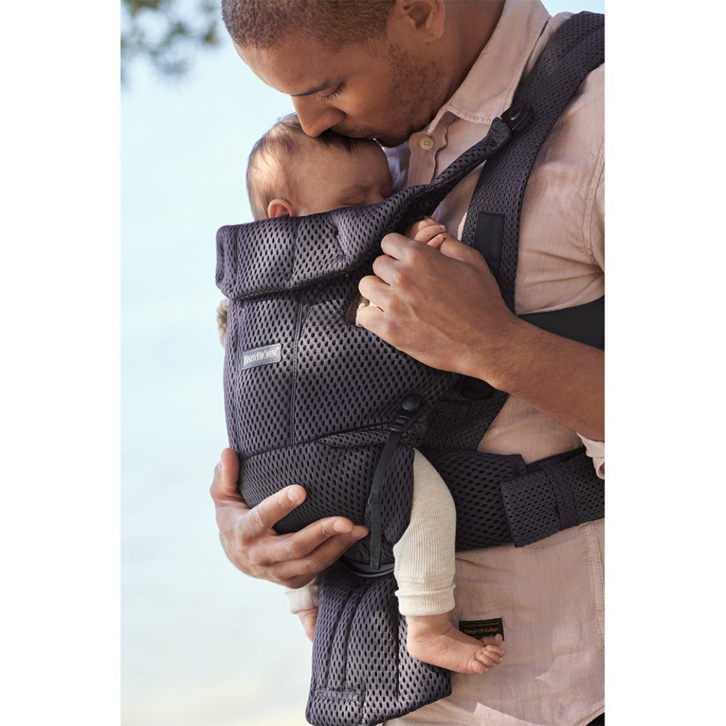 Baby sleeping in the BABYBJÖRN Baby Carrier Free in -- Color_Anthracite 3D Mesh