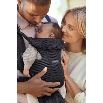 Side view of baby sleeping in the BABYBJÖRN Baby Carrier Free in -- Color_Anthracite 3D Mesh