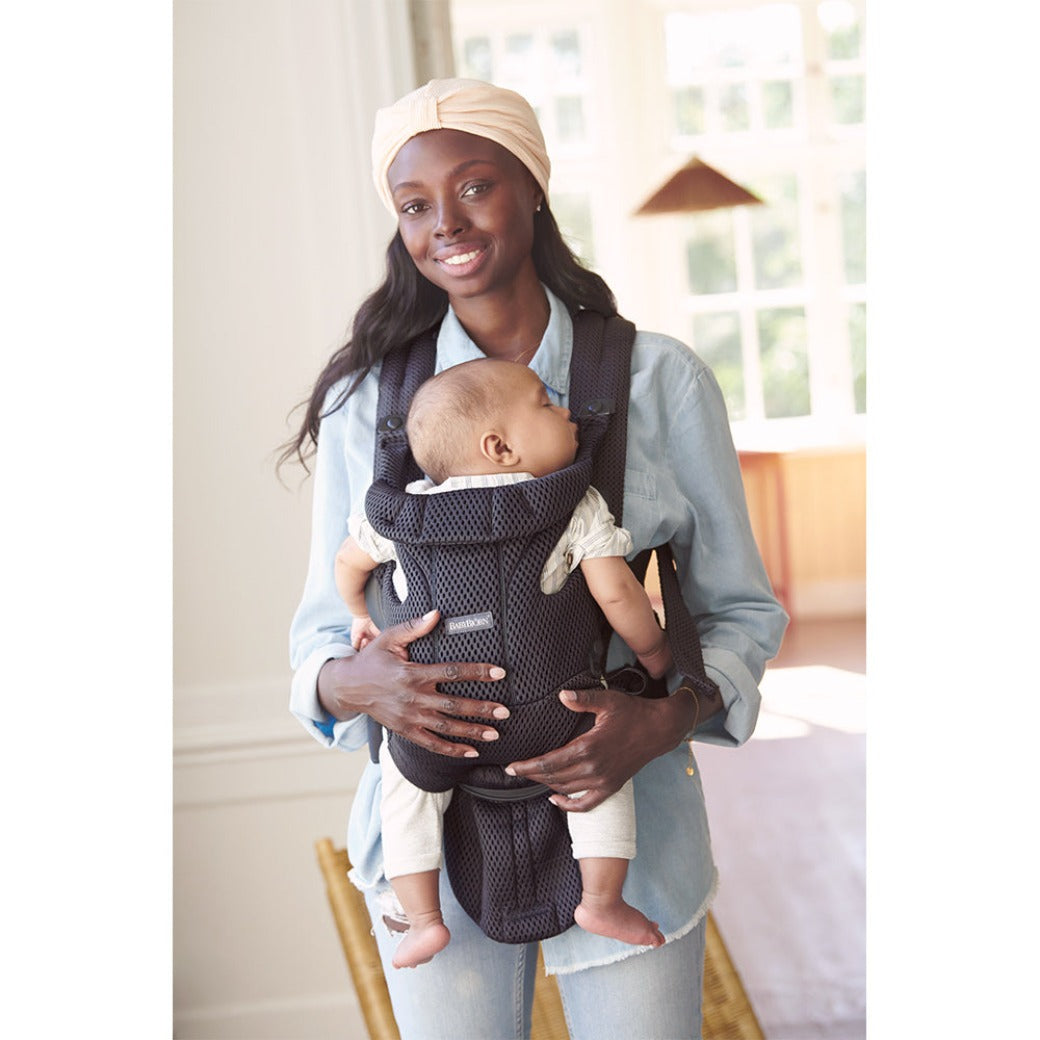 Mother holding baby in the BABYBJÖRN Baby Carrier Free in -- Color_Anthracite 3D Mesh