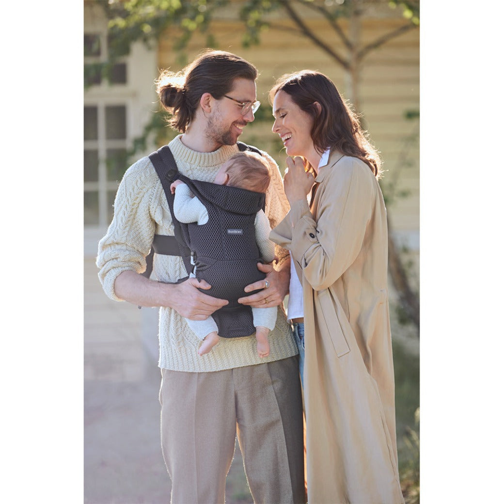 Baby and parents together in the BABYBJÖRN Baby Carrier Free in -- Color_Anthracite 3D Mesh