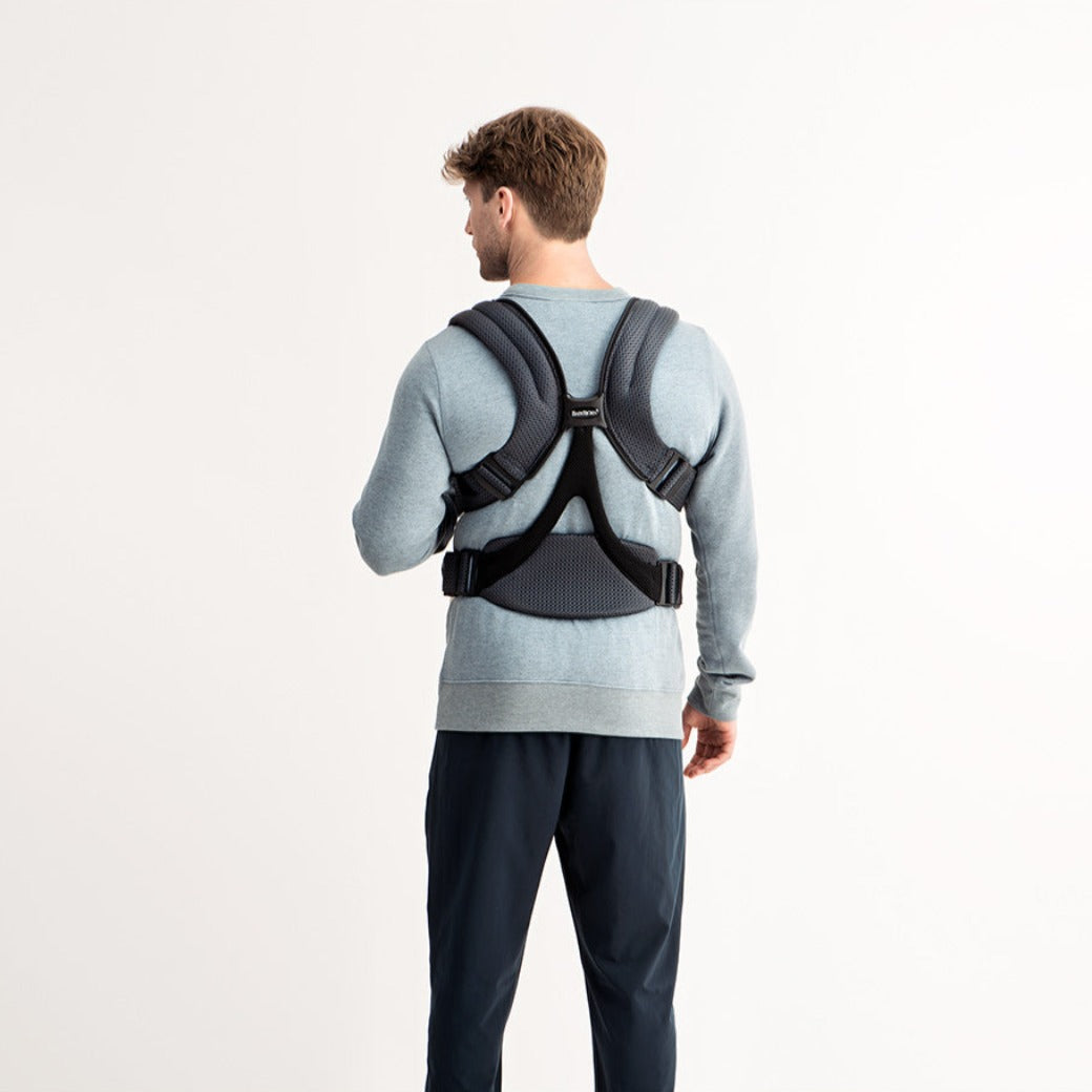 View of back straps on dad with the BABYBJÖRN Baby Carrier Free in -- Color_Anthracite 3D Mesh