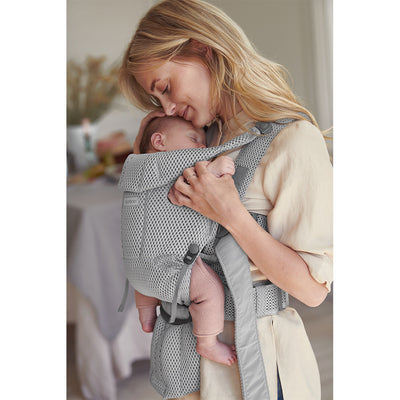 Mother snuggled up against the baby in the BABYBJÖRN Baby Carrier Free in -- Color_Gray 3D Mesh
