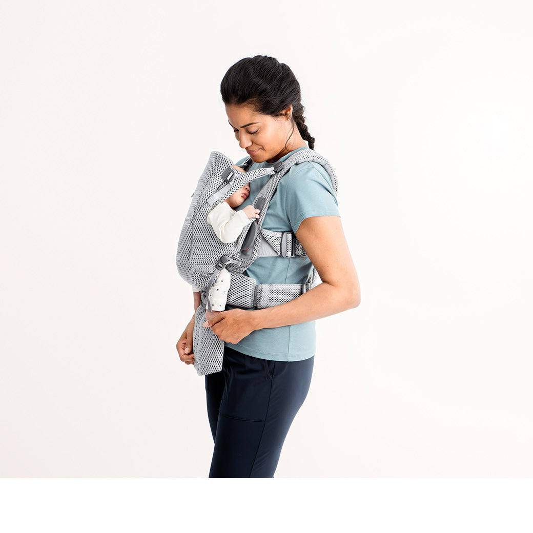 Side view of baby sleeping in BABYBJÖRN Baby Carrier Free in -- Color_Gray 3D Mesh