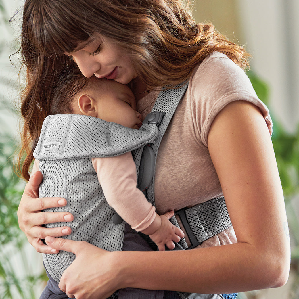 Mom carrying sleeping baby in BABYBJÖRN Baby Carrier Mini in -- Color_Grey 3D Mesh