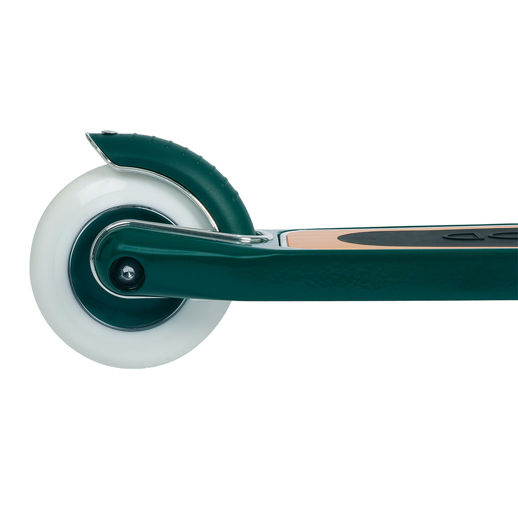 The rear wheel of Banwood Maxi Scooter in -- Color_Green